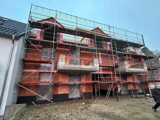 Das Dach ist fast fertig, unser Haus nimmt langsam richtig Gestalt an!